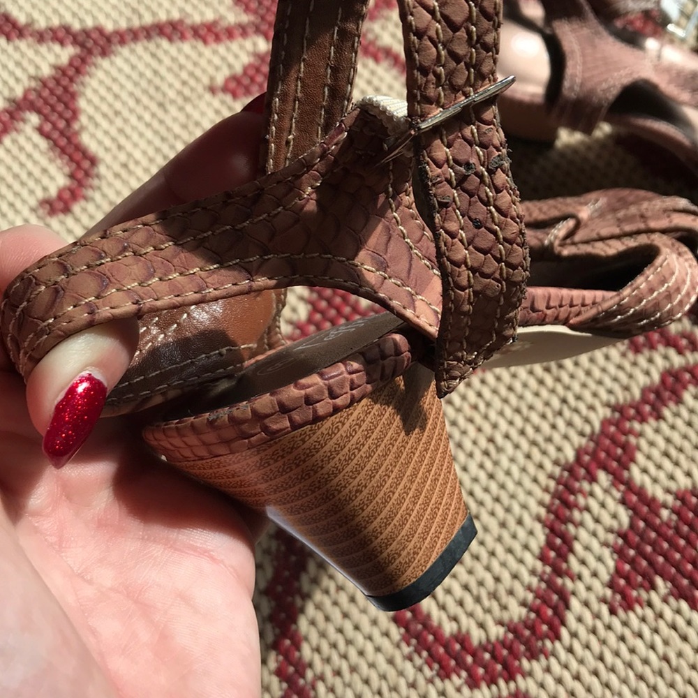 Heels - Picture 2 of 4